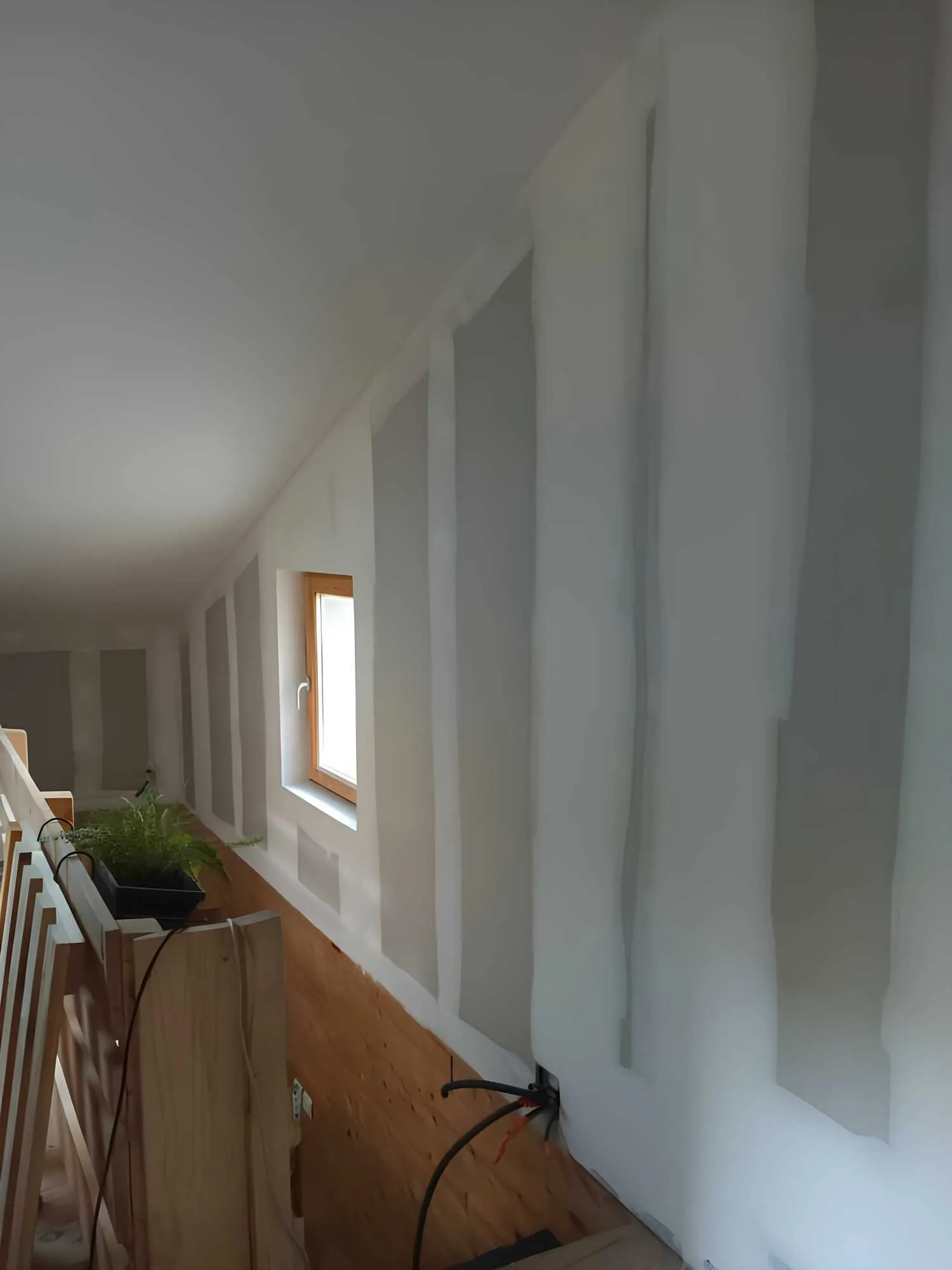 Paroi sous pente habillée de plaques de plâtre avec joints en cours de finition