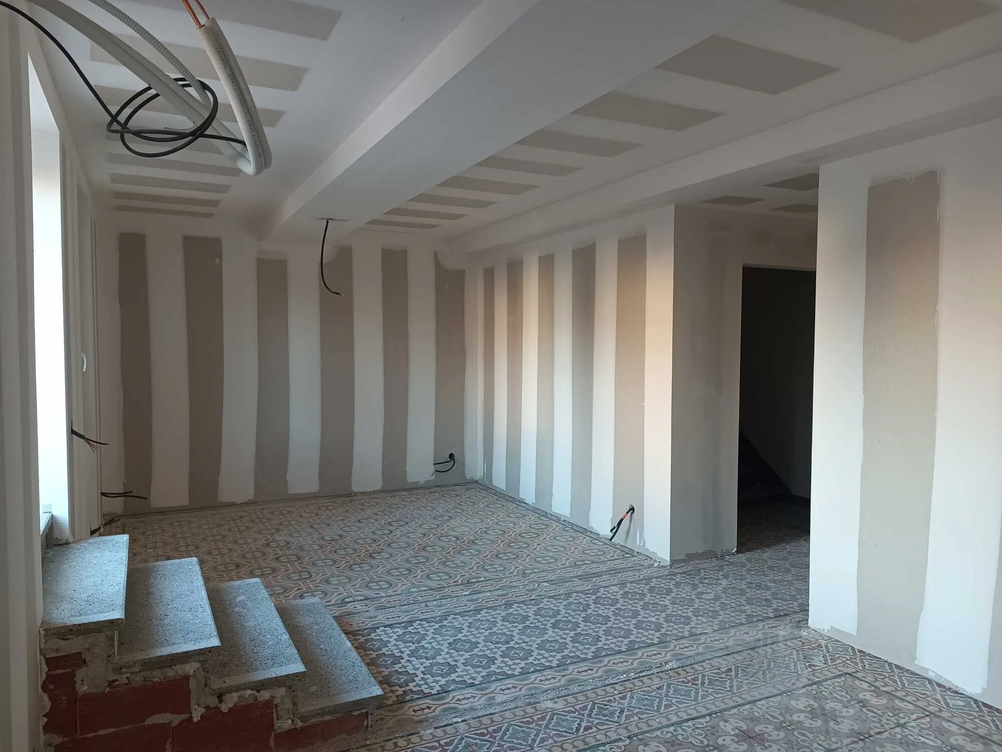 Pièce en rénovation avec plafond et murs en plaques de plâtre jointoyées