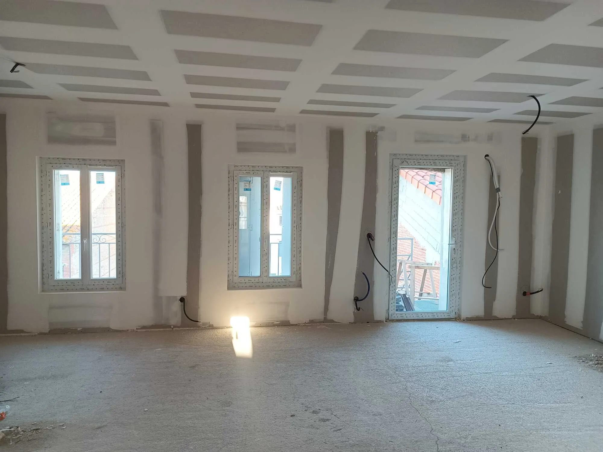 Même pièce après la pose des plaques de plâtre et la réalisation des joints sur les murs et le plafond