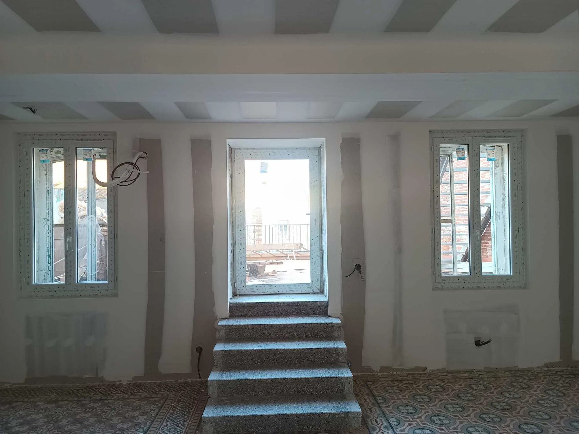 Cloisons en plaques de plâtre et bandes de joints dans un intérieur en rénovation.